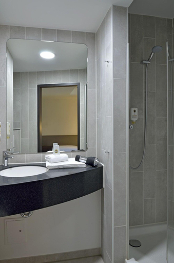 Bathroom 5, B&B HOTEL Regensburg-City, Regensburg