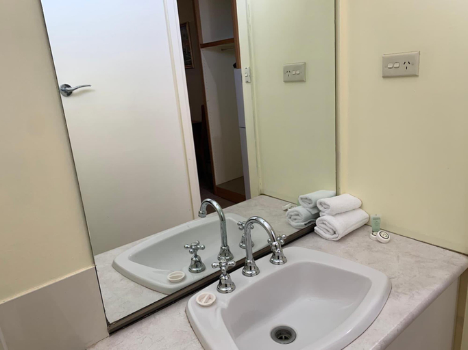 Bathroom 3, Jerilderie Motor Inn, Jerilderie
