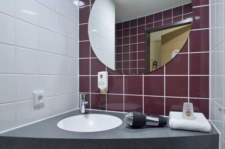 Bathroom 5, B&B Hotel Stuttgart-Bad Cannstatt, Stuttgart