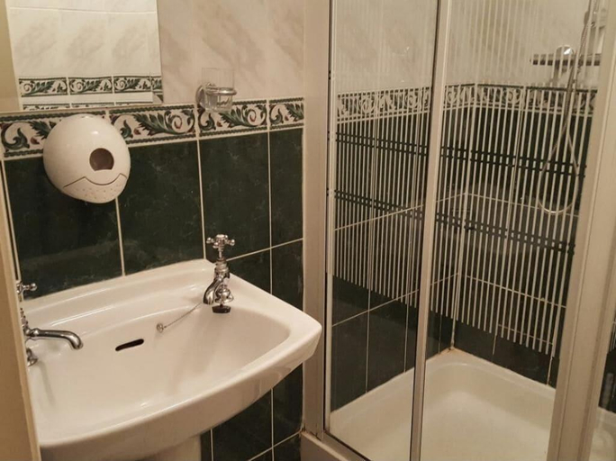 Bathroom 5, Fennessy's Hotel