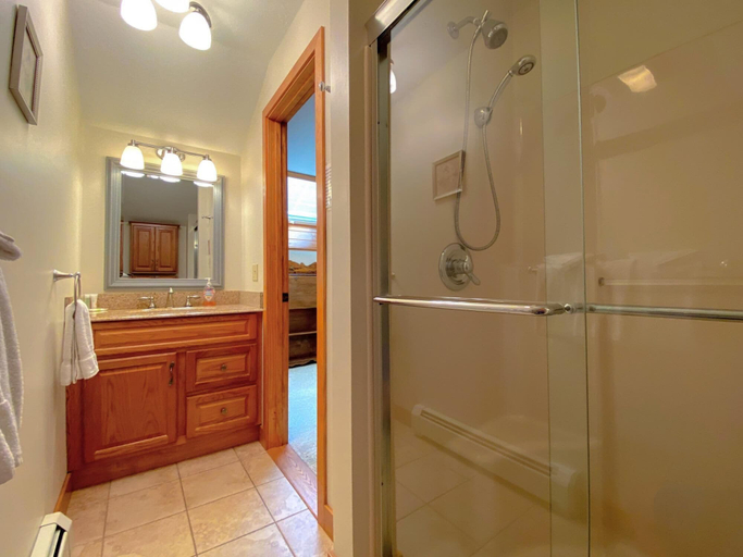 Bathroom 5, FC44 Renovated 3bed/3bath Forest Cottage - AC, views, yard, fast wifi. Walk to skiing!, Coos