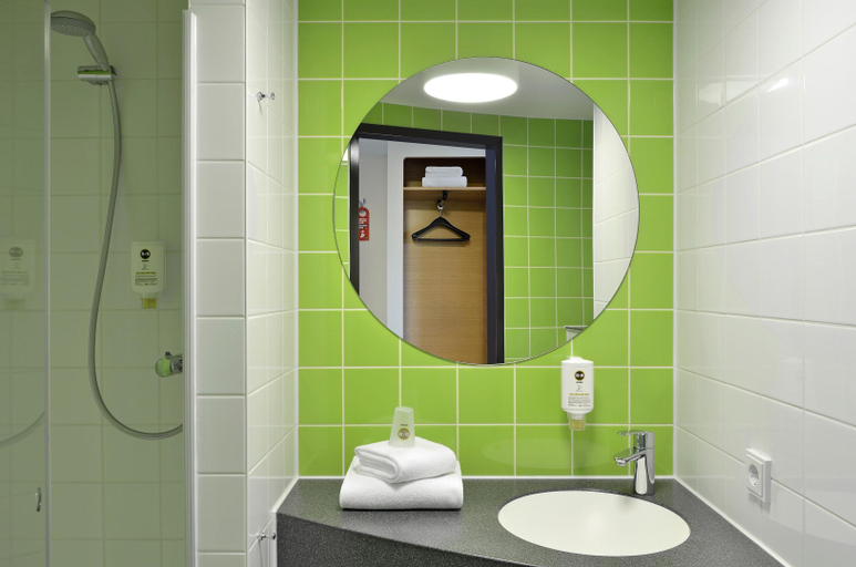 Bathroom 5, B&B Hotel Neu-Ulm, Neu-Ulm
