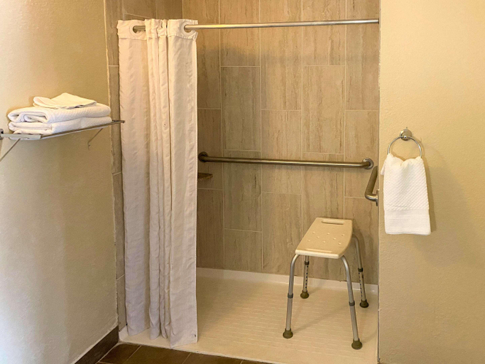 Bathroom 4, Clarion Pointe Independence - Kansas City, Kansas City
