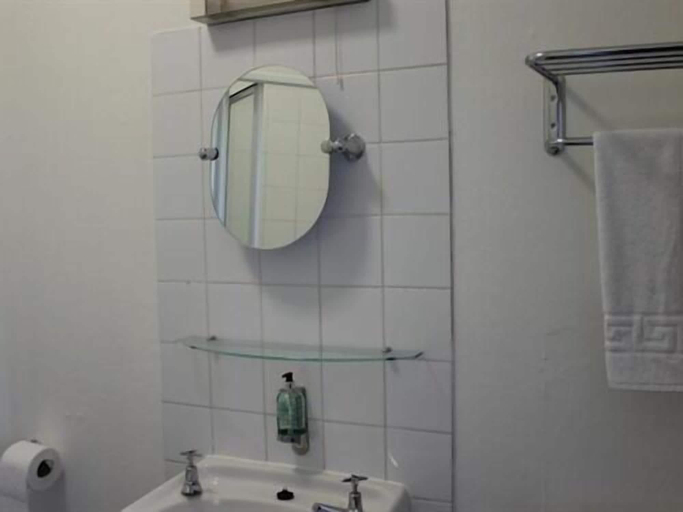 Bathroom 5, The Stonehenge Inn And Carvery, Wiltshire