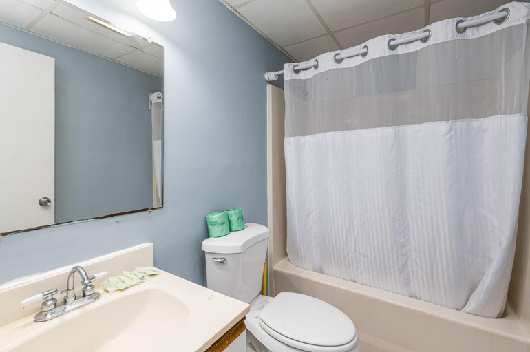 Bathroom 4, Hotel Charlee Villas By The Beach, Ocean