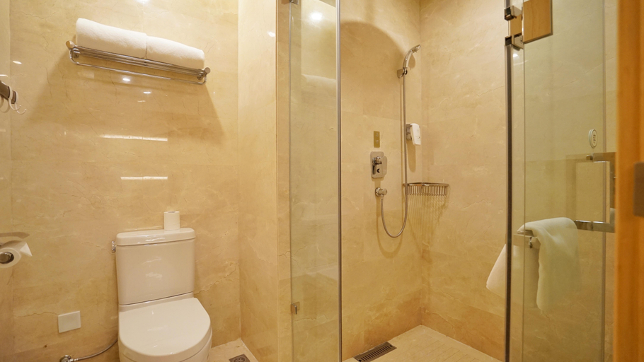 Bathroom, Ji Hotel (Yantai Binhai Square), Yantai