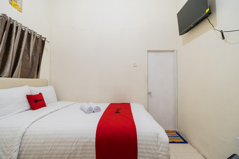 Bedroom 3, RedDoorz Syariah near Pasar Aur Kuning, Bukittinggi