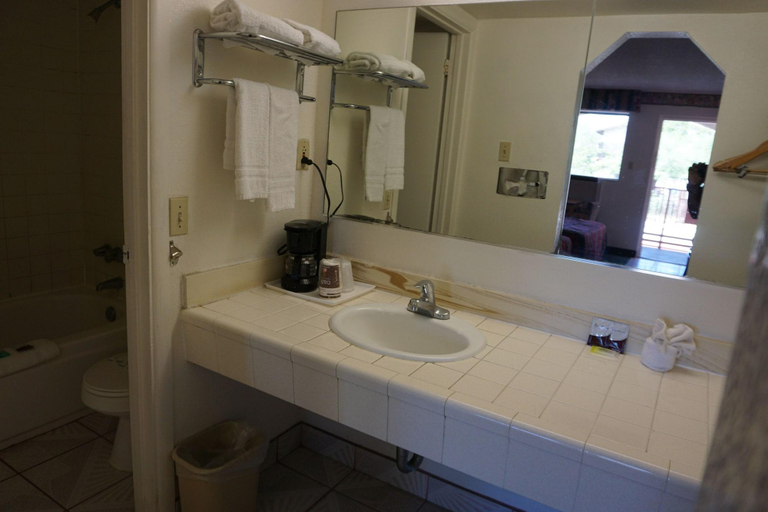 Bathroom 3, Knights Inn Globe, Gila