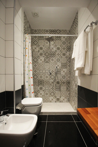 Bathroom, Oda, Tiranës