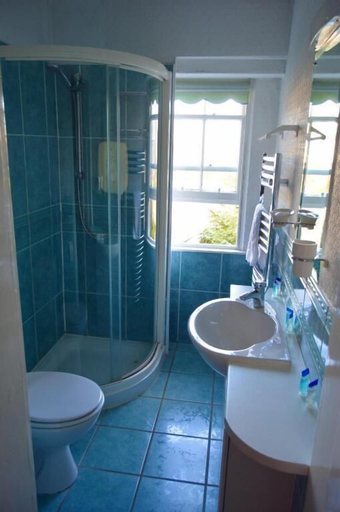 Bathroom 3, East Claremont Guest House, Edinburgh