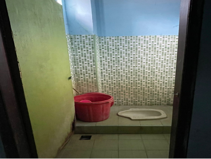 Bathroom 4, EXPRESS O 91669 Kost Amel, Parepare