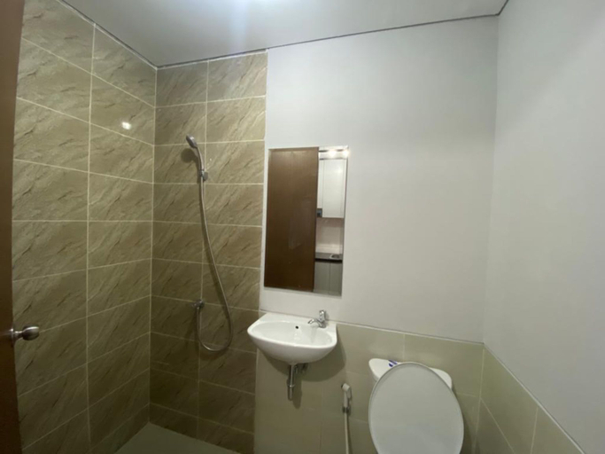 Bathroom, Apartemen Transpark Juanda by RR Rooms, Bekasi