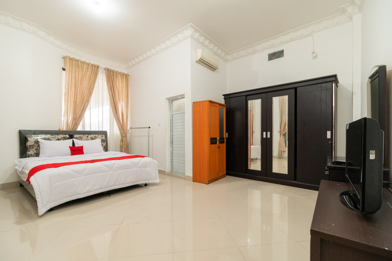 RedDoorz Syariah near Universitas Putra Indonesia Padang, Padang