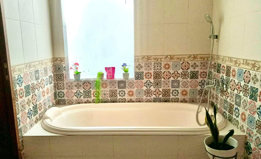 Bathroom 4, Cozy House For Staycation at Umah Iga, Denpasar