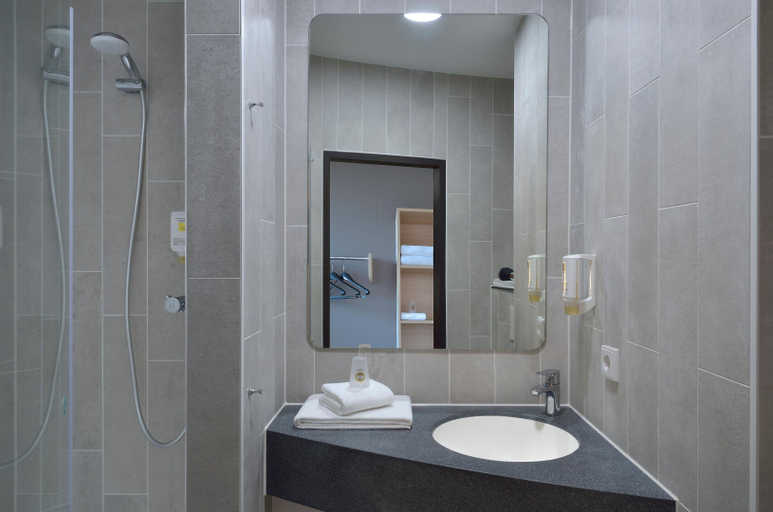 Bathroom 5, B&B Hotel Düsseldorf-Airport, Düsseldorf