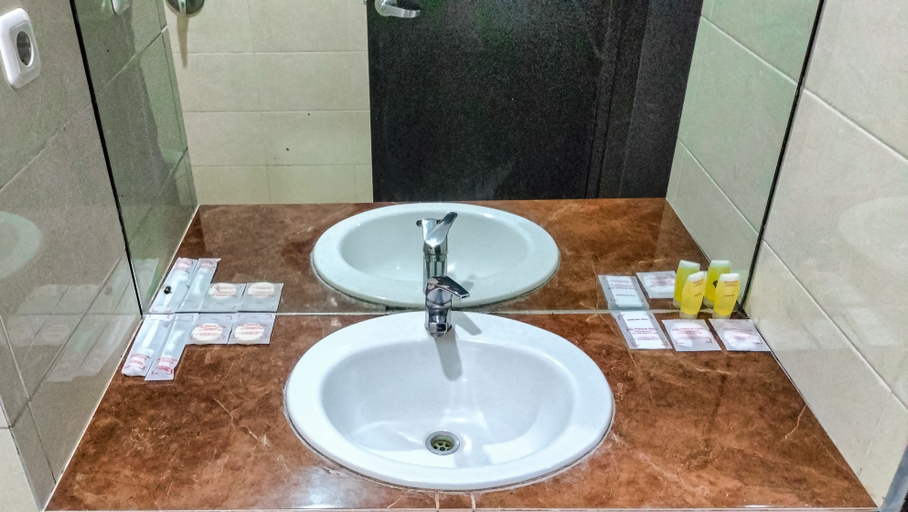 Bathroom 5, Riez Palace Hotel, Tegal