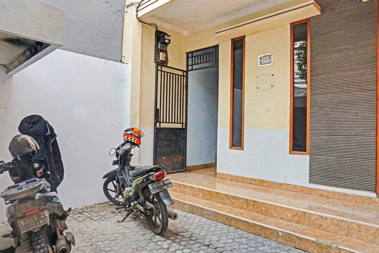 Exterior & Views 2, Super OYO 91535 J&b Rooms Tomang, West Jakarta