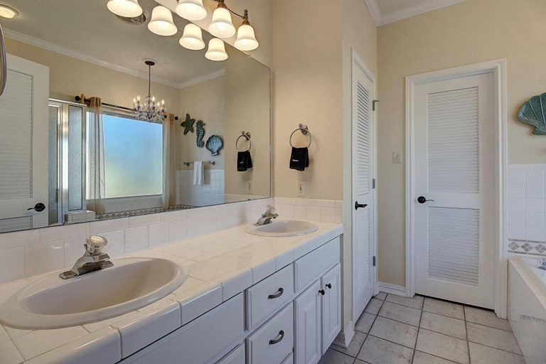 Bathroom 5, Clocked Out, Aransas