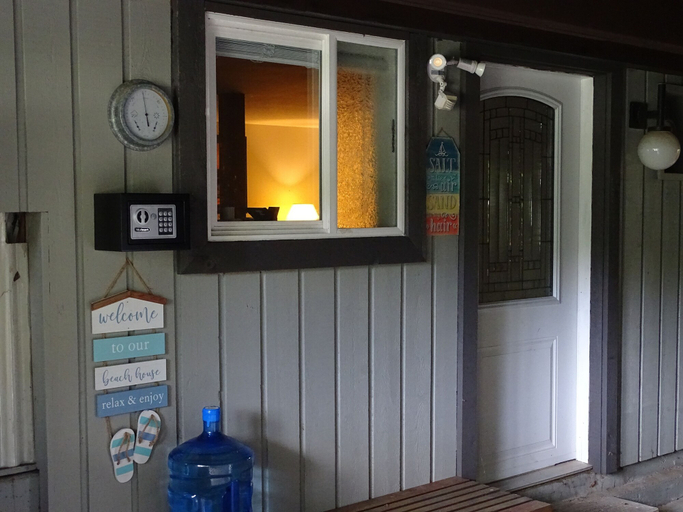 Public Area, Suite at Trails End Beach House, Cowichan Valley