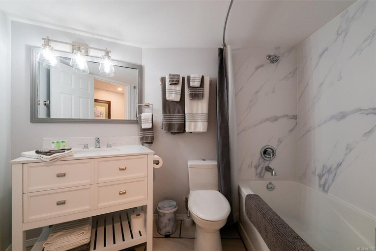 Bathroom, Suite at Trails End Beach House, Cowichan Valley