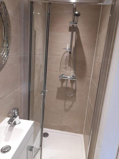 Bathroom 5, Lovely Home with full en-suite double bed rooms, Wokingham