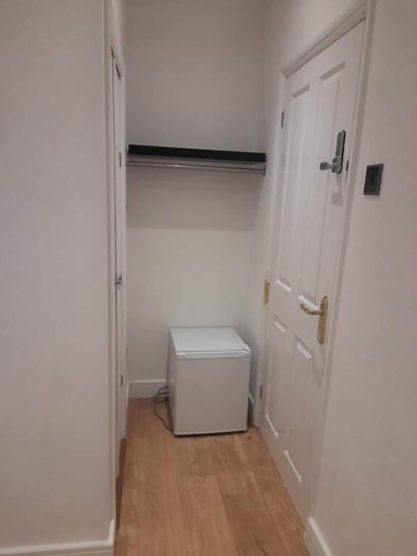 Bathroom 2, Lovely Home with full en-suite double bed rooms, Wokingham