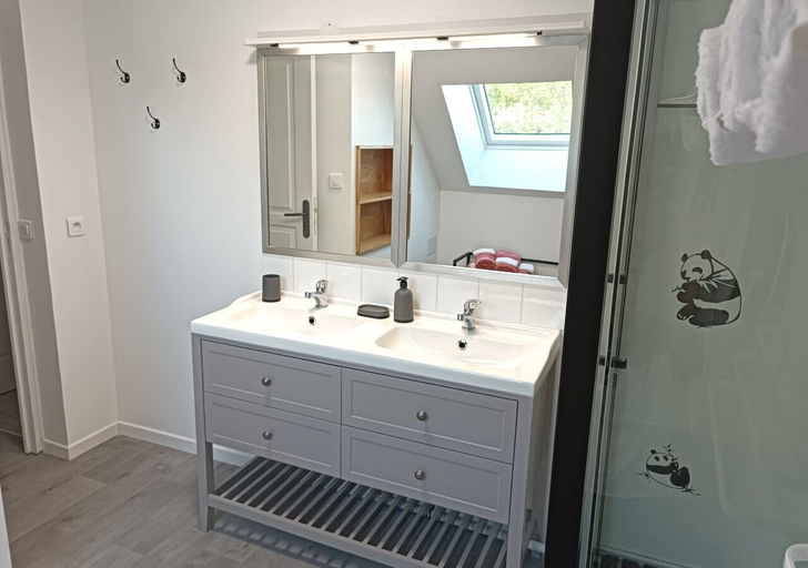 Bathroom 4, Sur La Route Des Chateaux, Loir-et-Cher