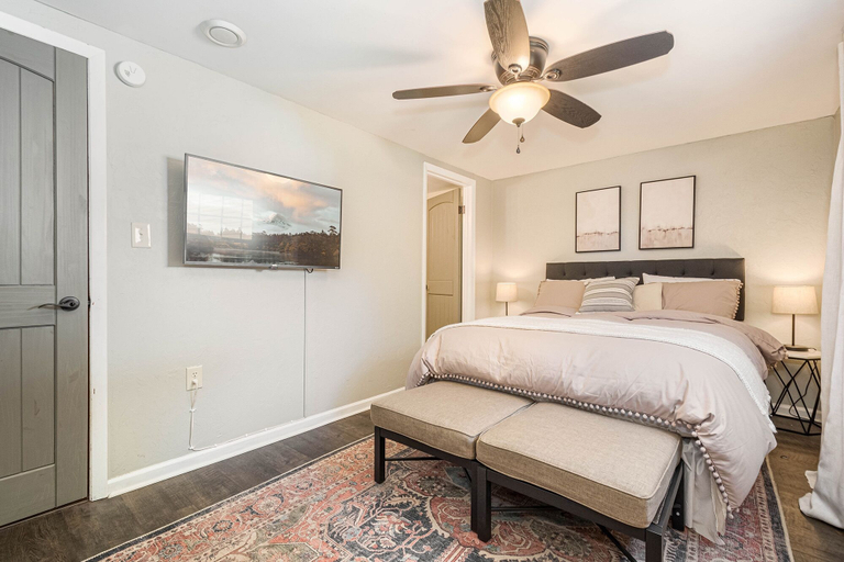 Bedroom 4, Bluebird Day, Garrett