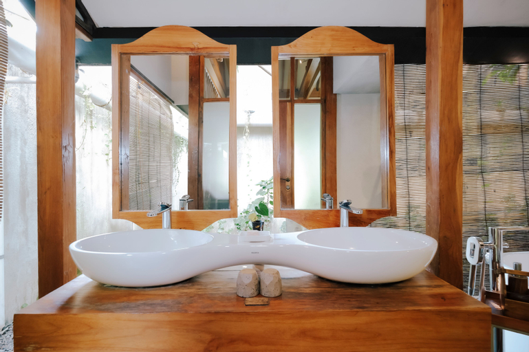 Bathroom 13