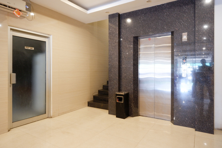Public Area 3, RedDoorz Plus @ Grand Pacifik Hotel Makassar, Makassar