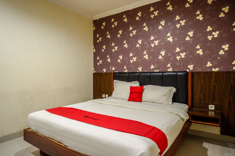Bedroom 1, RedDoorz Plus @ Grand Pacifik Hotel Makassar, Makassar