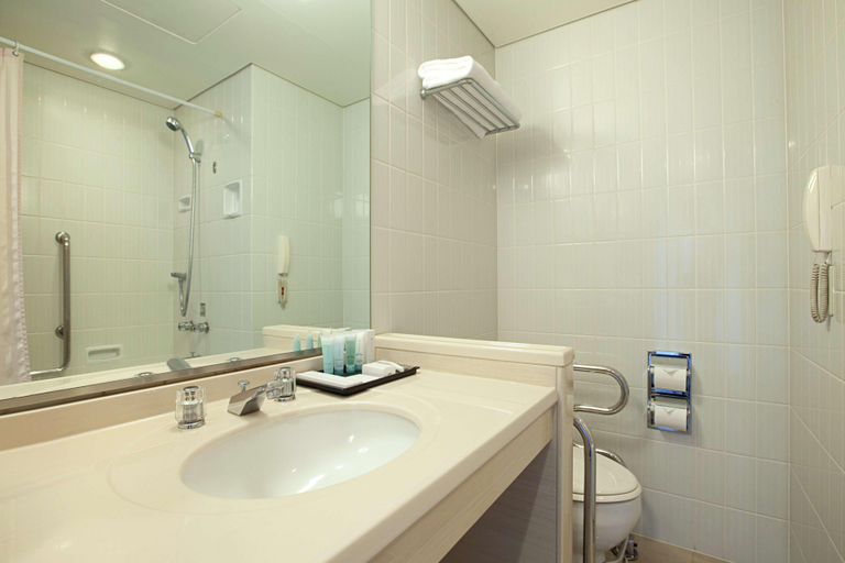 Bathroom 5, Hilton Tokyo Narita Airport, Narita