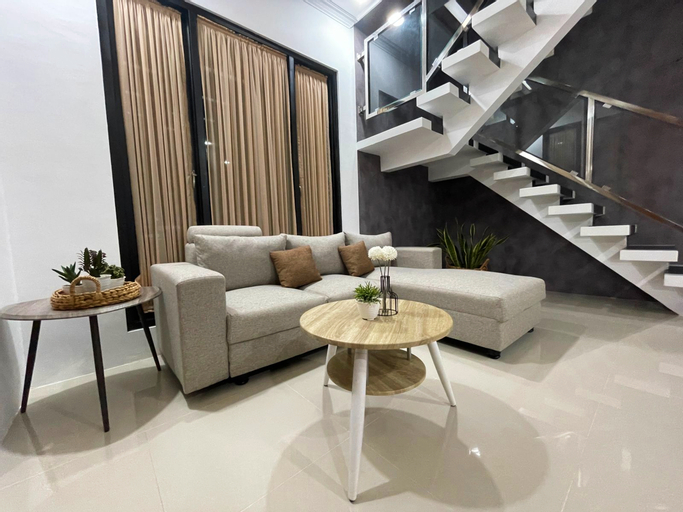 Public Area, Villa Oma Punden, Malang