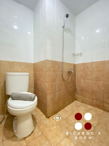Bathroom 5, Apartemen Green Pramuka City by Ricardo’s Room, Jakarta Pusat