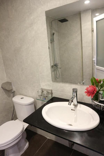 Bathroom 4, V Central Hotel, Vangvieng