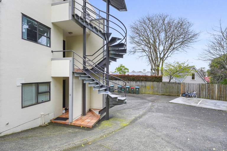 Exterior & Views 2, Stylish Central 2BR Apt nr Hospital, Waitakere