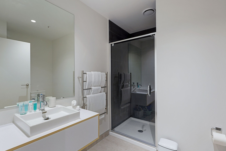 Bathroom 4, Groovy Apt Close to Onehunga Mall Centre, Waitakere