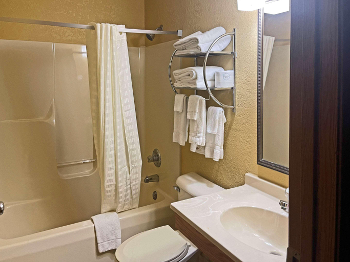 Bathroom 4, Econo Lodge Chillicothe, Peoria