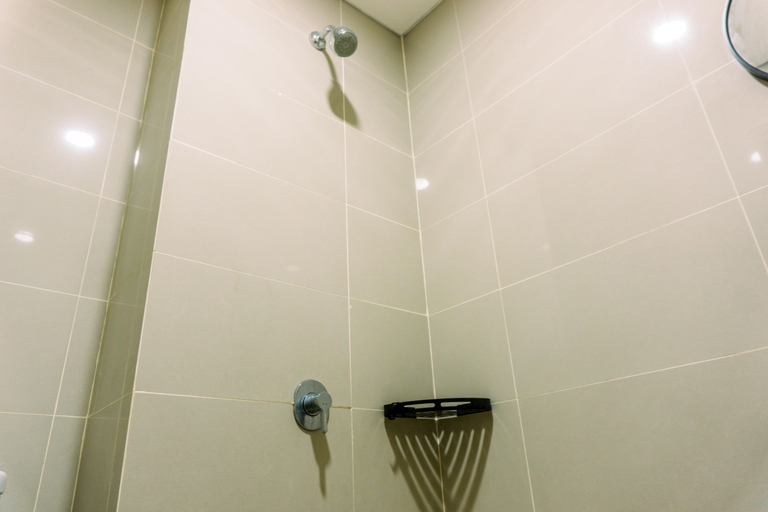 Bathroom 5, Cozy and Elegant Studio Apartment B Residence By Travelio, Tangerang Selatan