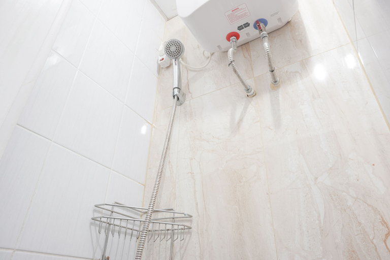 Bathroom 5, Nice and Cozy Studio at Signature Park Tebet Apartment By Travelio, Jakarta Selatan