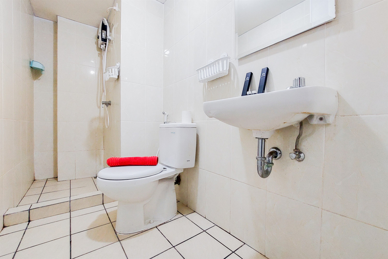 Bathroom 4, Homey and Warm 2BR at Apartment M-Town Residence By Travelio, Tangerang