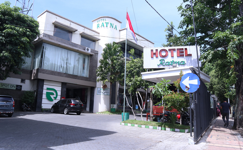 Exterior & Views 2, Hotel Ratna Syariah By ZIRI, Probolinggo