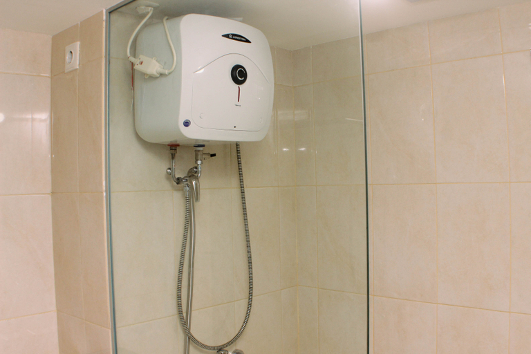 Bathroom 5, Stunning and Comfy Studio Apartment Springlake Summarecon Bekasi By Travelio, Bekasi
