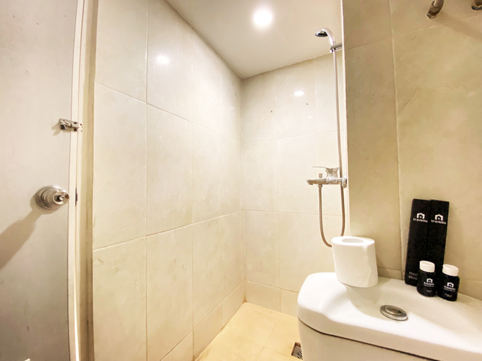 Bathroom 4, Spacious 2BR at Jarrdin Cihampelas Apartment By Travelio, Bandung