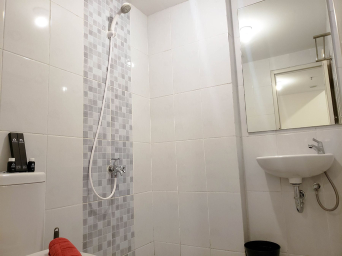 Bathroom 5, Nice and Elegant 2BR at 35th Floor Tokyo Riverside PIK 2 Apartment By Travelio, Tangerang