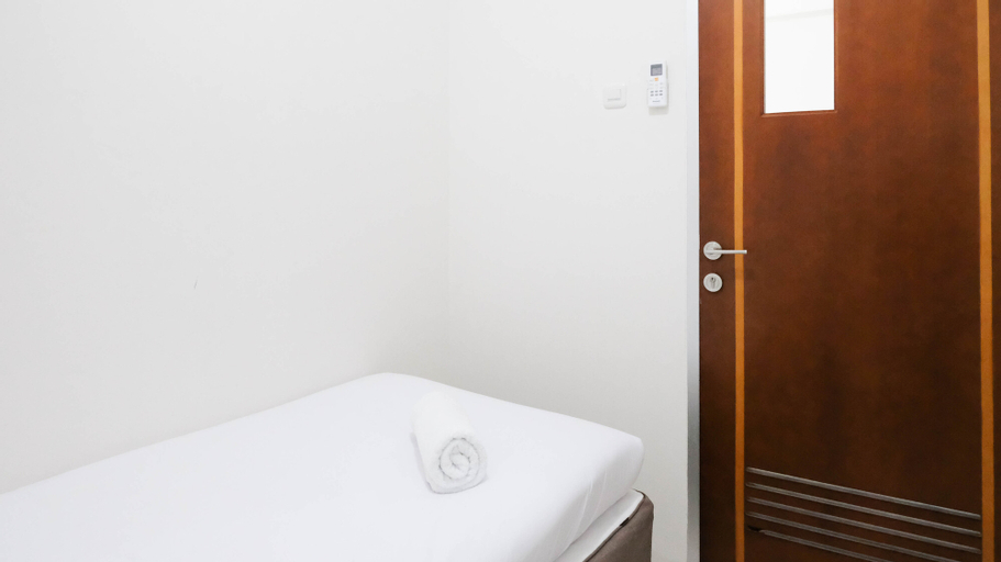 Bedroom 5, Modern and Homey 2BR at Puncak Kertajaya Apartment By Travelio, Surabaya