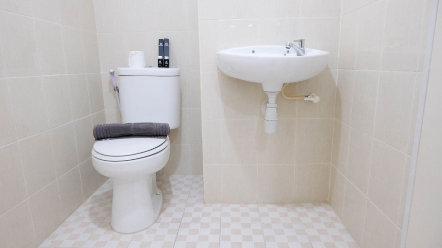 Bathroom 5, Clean and Comfy 2BR Apartment at Puncak Kertajaya By Travelio, Surabaya