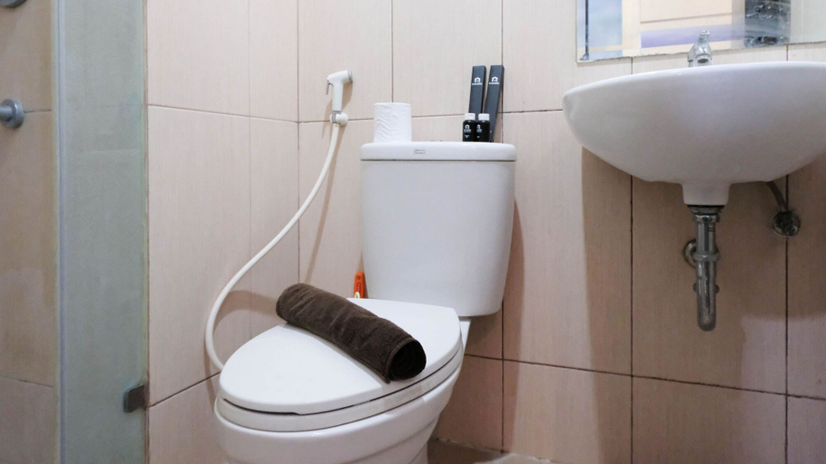 Bathroom 5, Strategic and Cozy Studio at Tamansari Papilio Apartment By Travelio, Surabaya