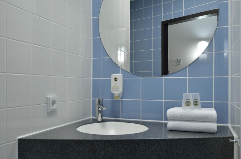 Bathroom 5, B&B Hotel Braunschweig-City, Braunschweig