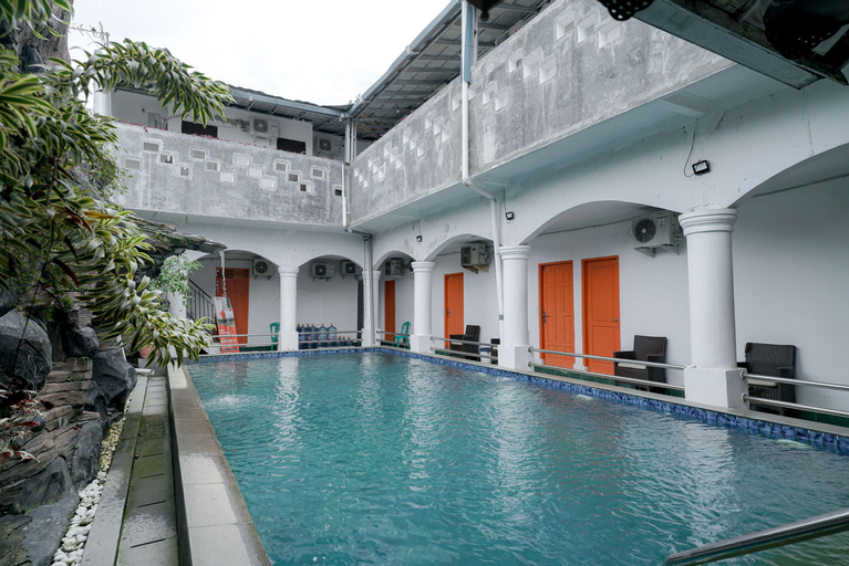RedDoorz Syariah near Exit Toll Puncak, Bogor
